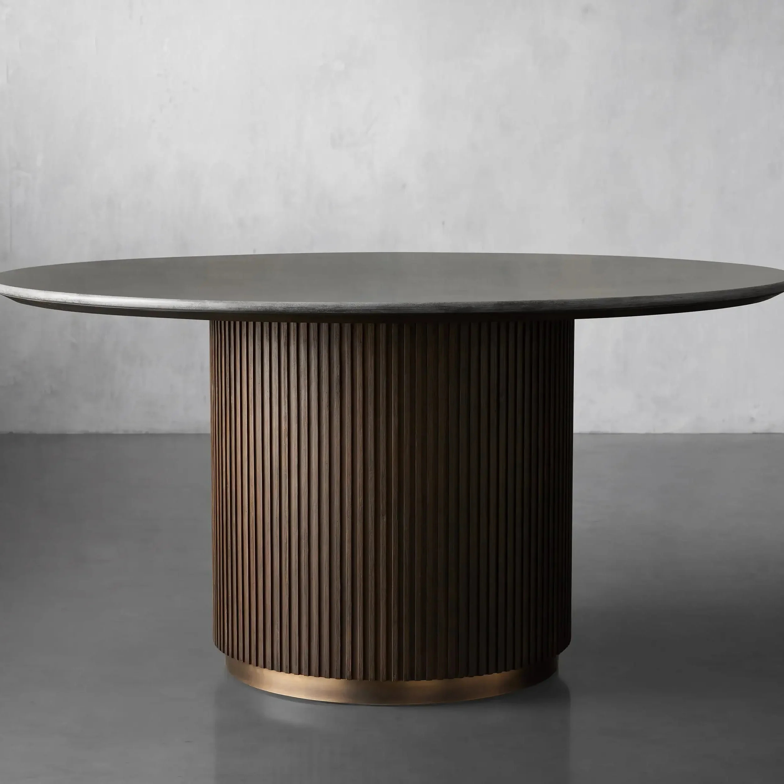 Дубовый обеденный стол