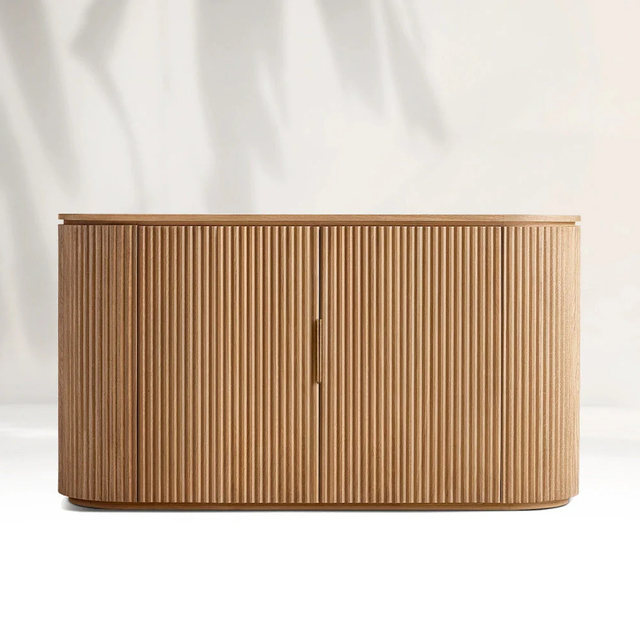 Дубовый шкаф в гостиной