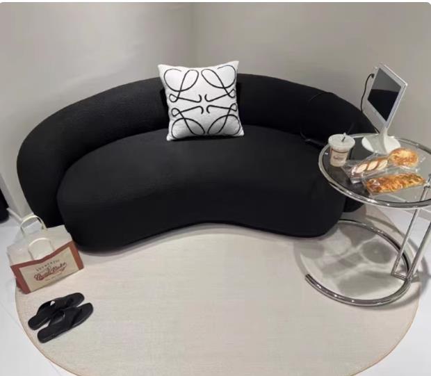 Северный простой и современный диван в гостиной