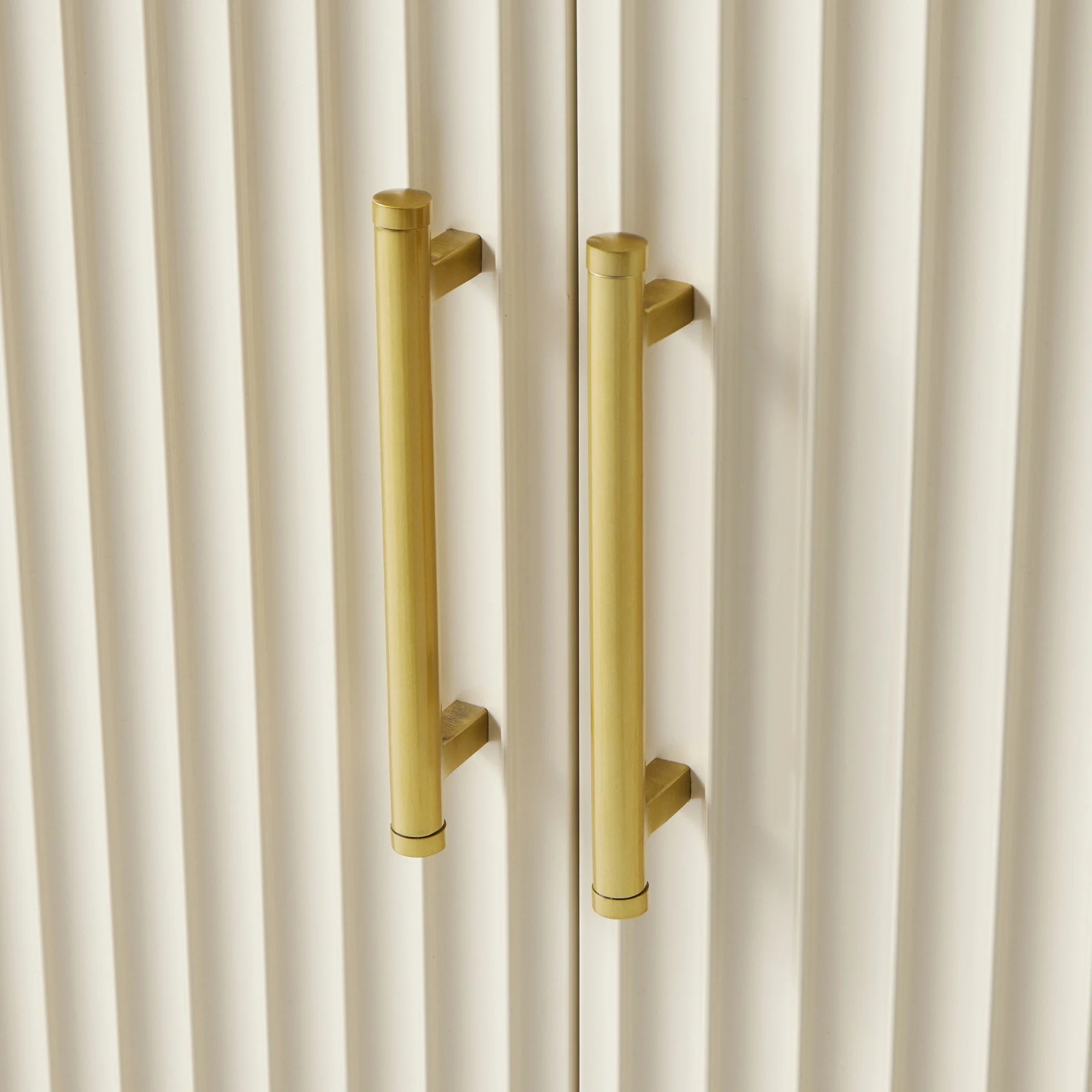 Современный шкаф из черного дерева