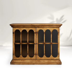 Низкий и маленький шкаф