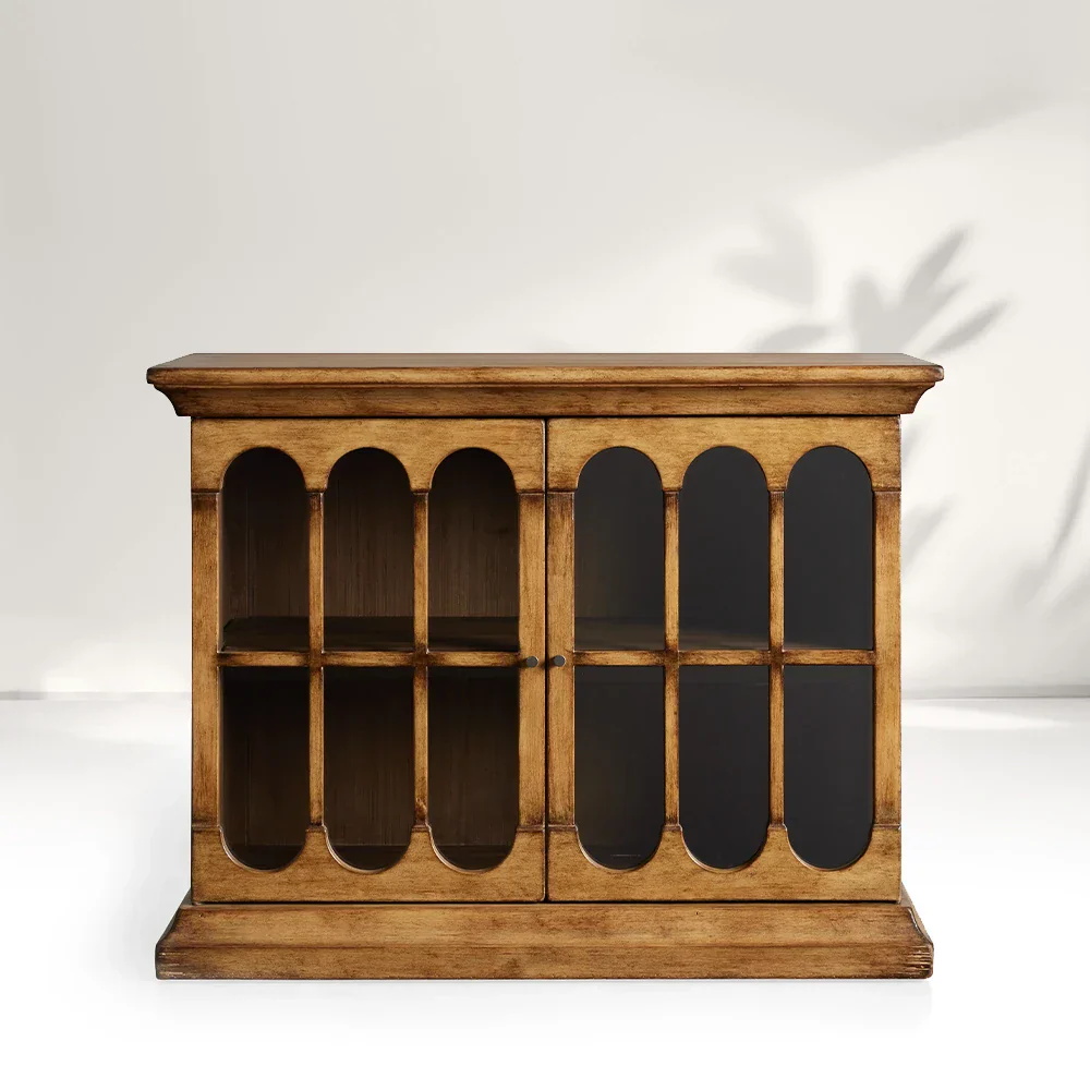 Низкий и маленький шкаф