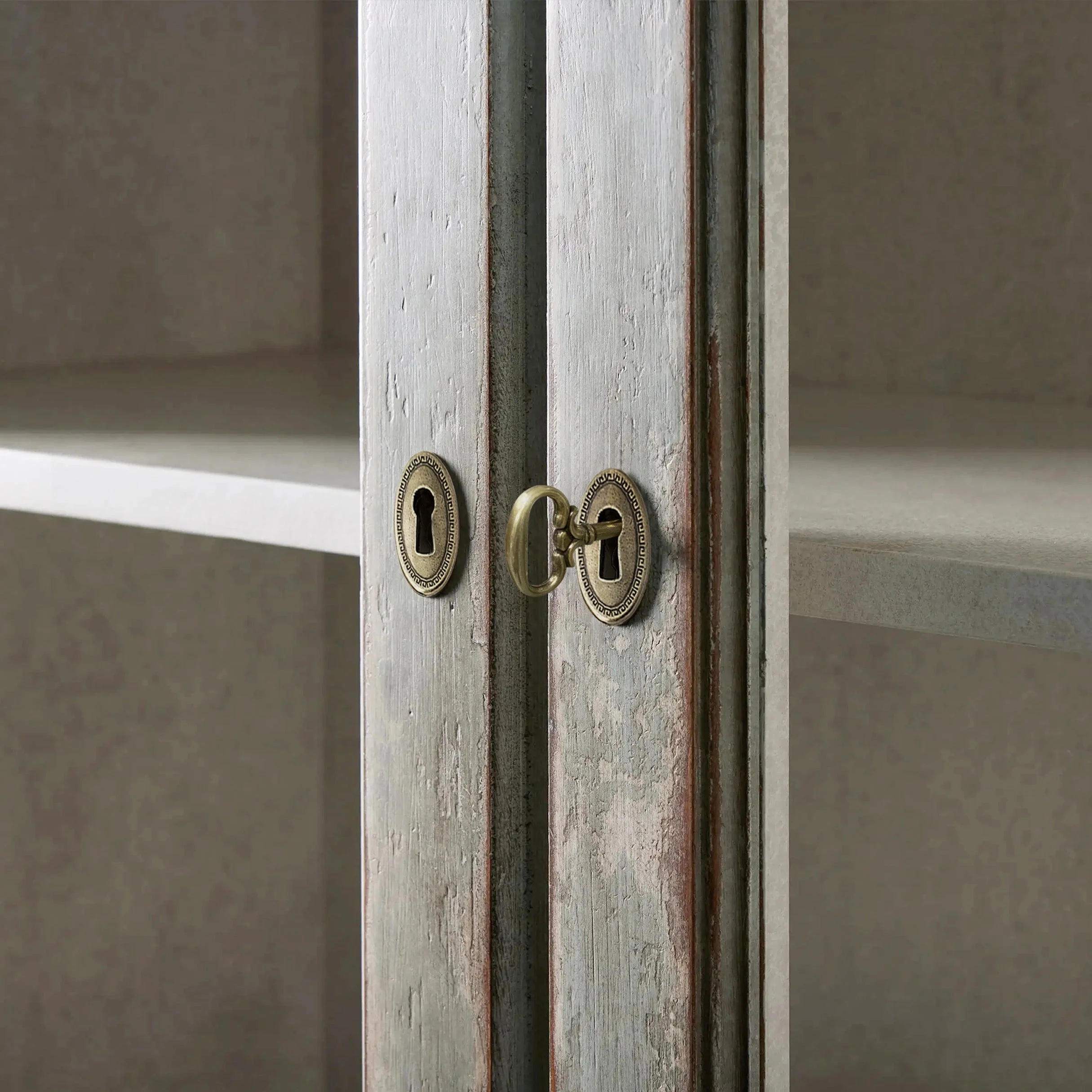 Стеклянный шкаф с белым дубом безмятежно