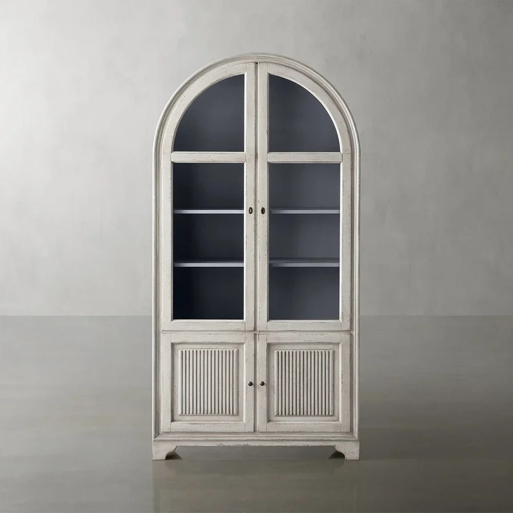 Стеклянный шкаф с белым дубом безмятежно