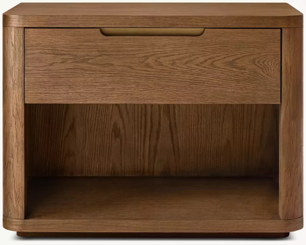 Сплошная древесина открыта на тумбочке 