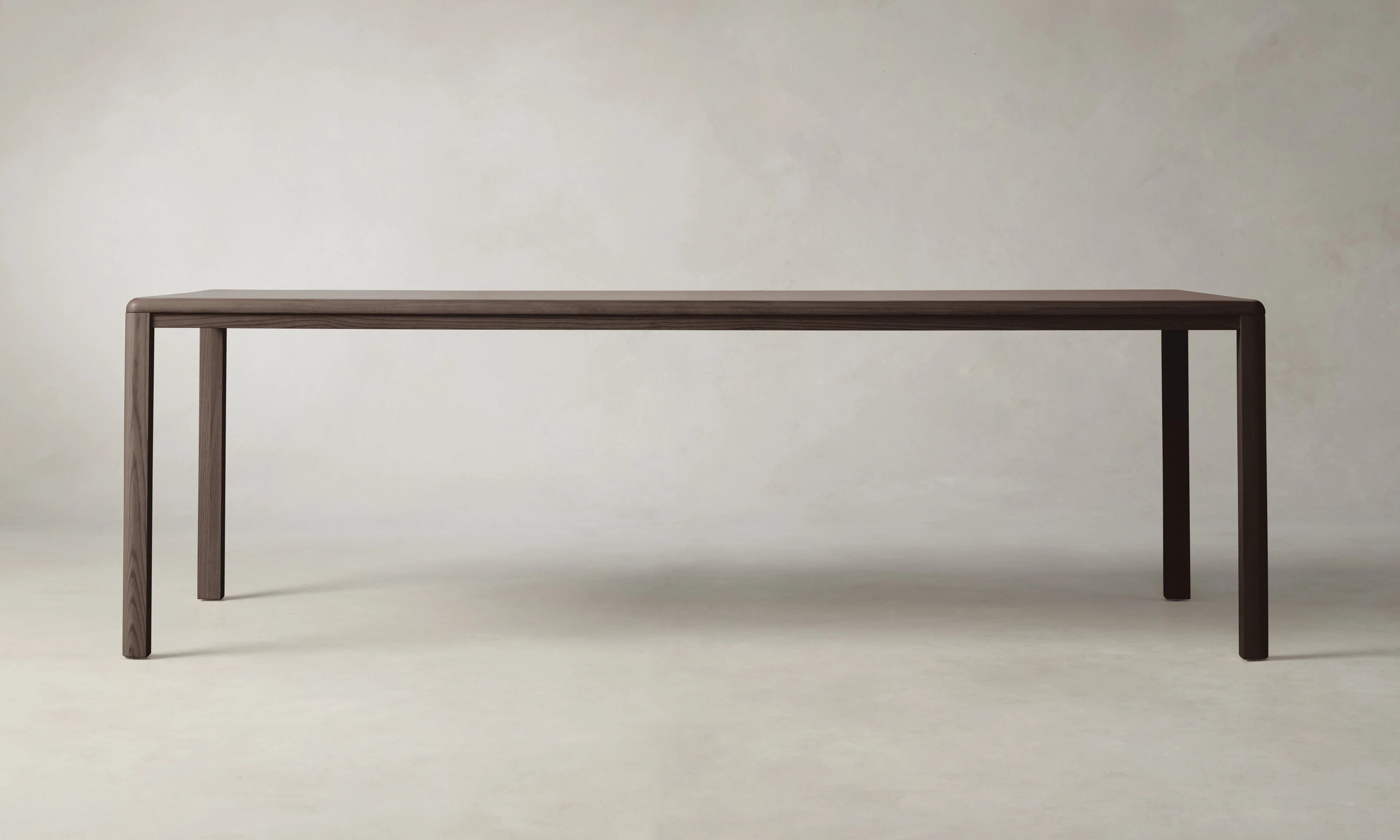 Прямо - обеденный стол пепла