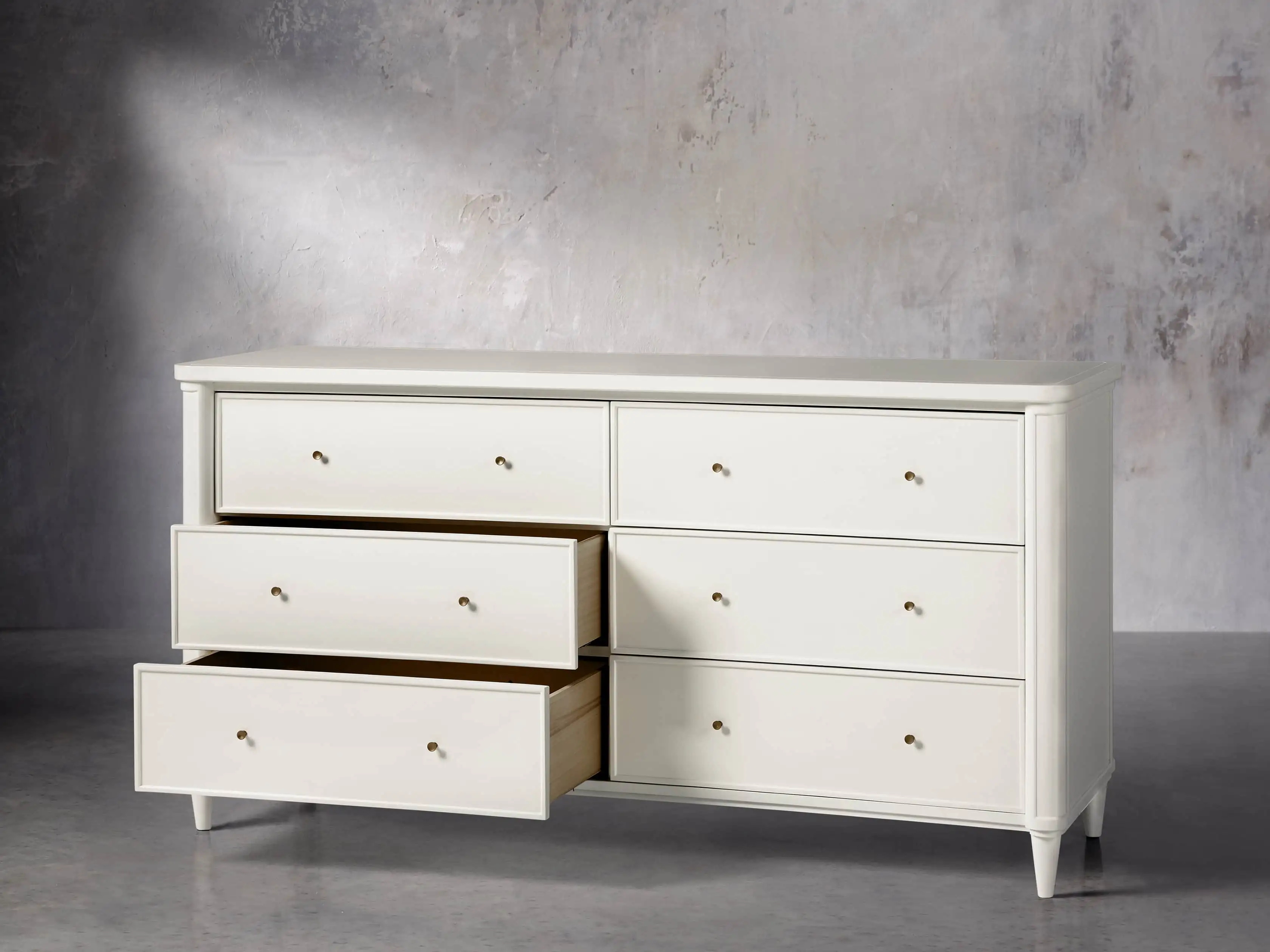 Широкий комод с шестью дрейвами