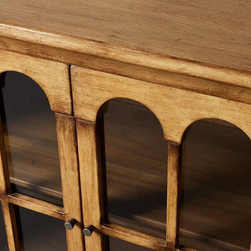 Низкий и маленький шкаф