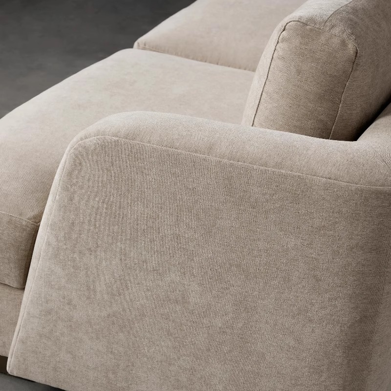 Современный и простой случайный диван