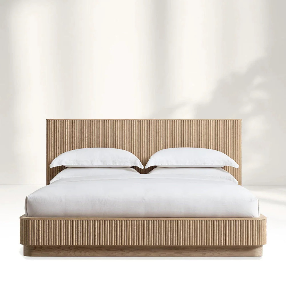 Вертикальная - деревянная кровать изголоманного изголовка