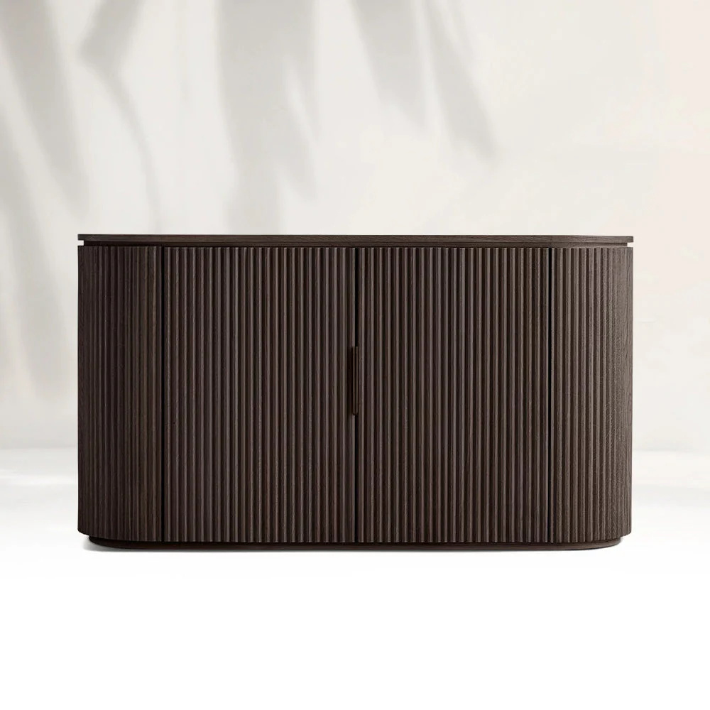 Дубовый шкаф в гостиной