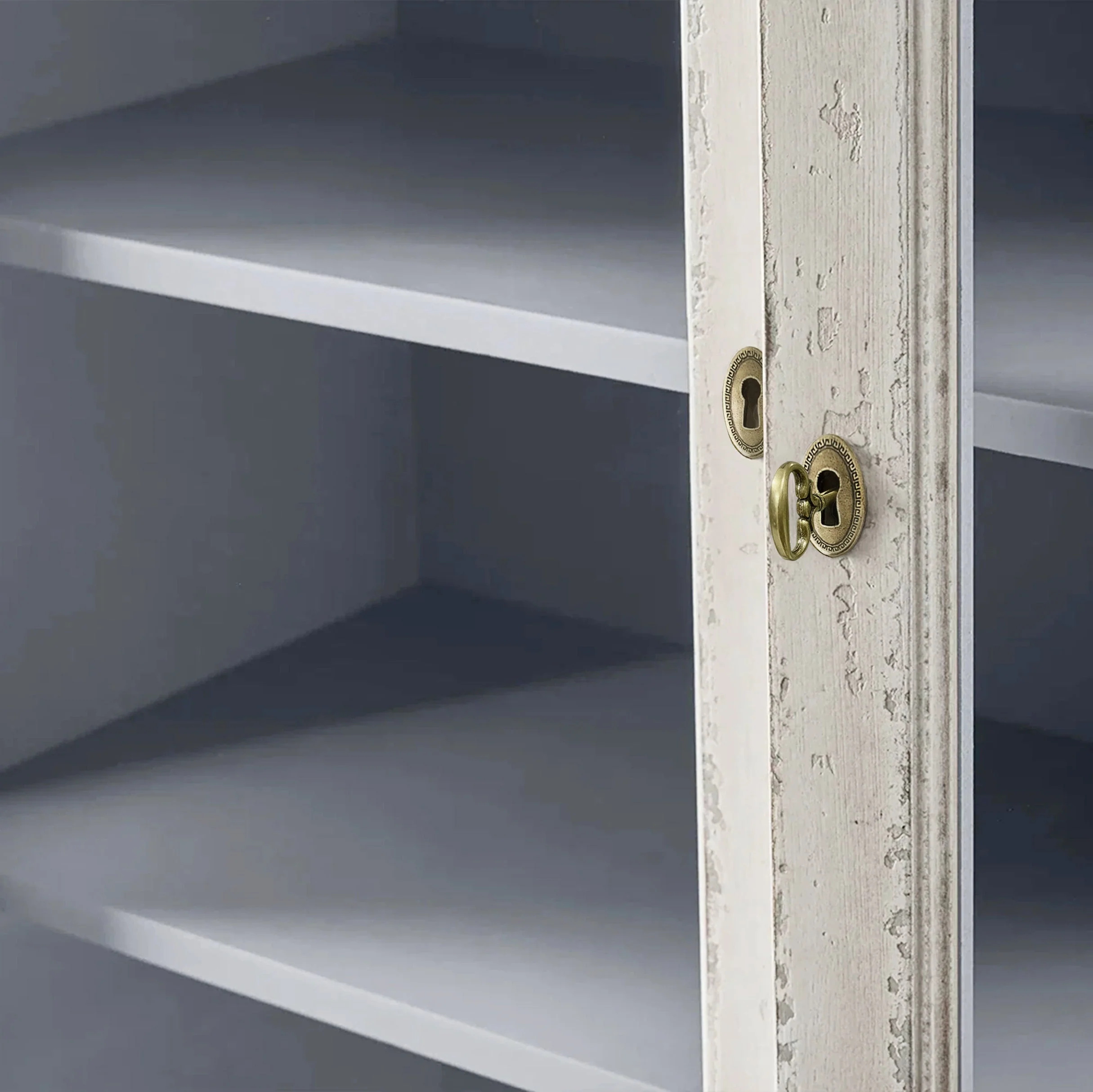 Стеклянный шкаф с белым дубом безмятежно