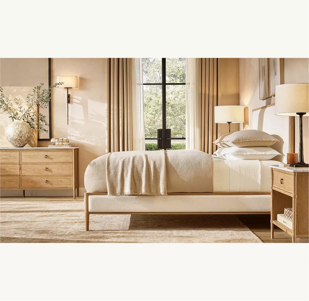 Кровать из массива дерева с тканевым покрытием