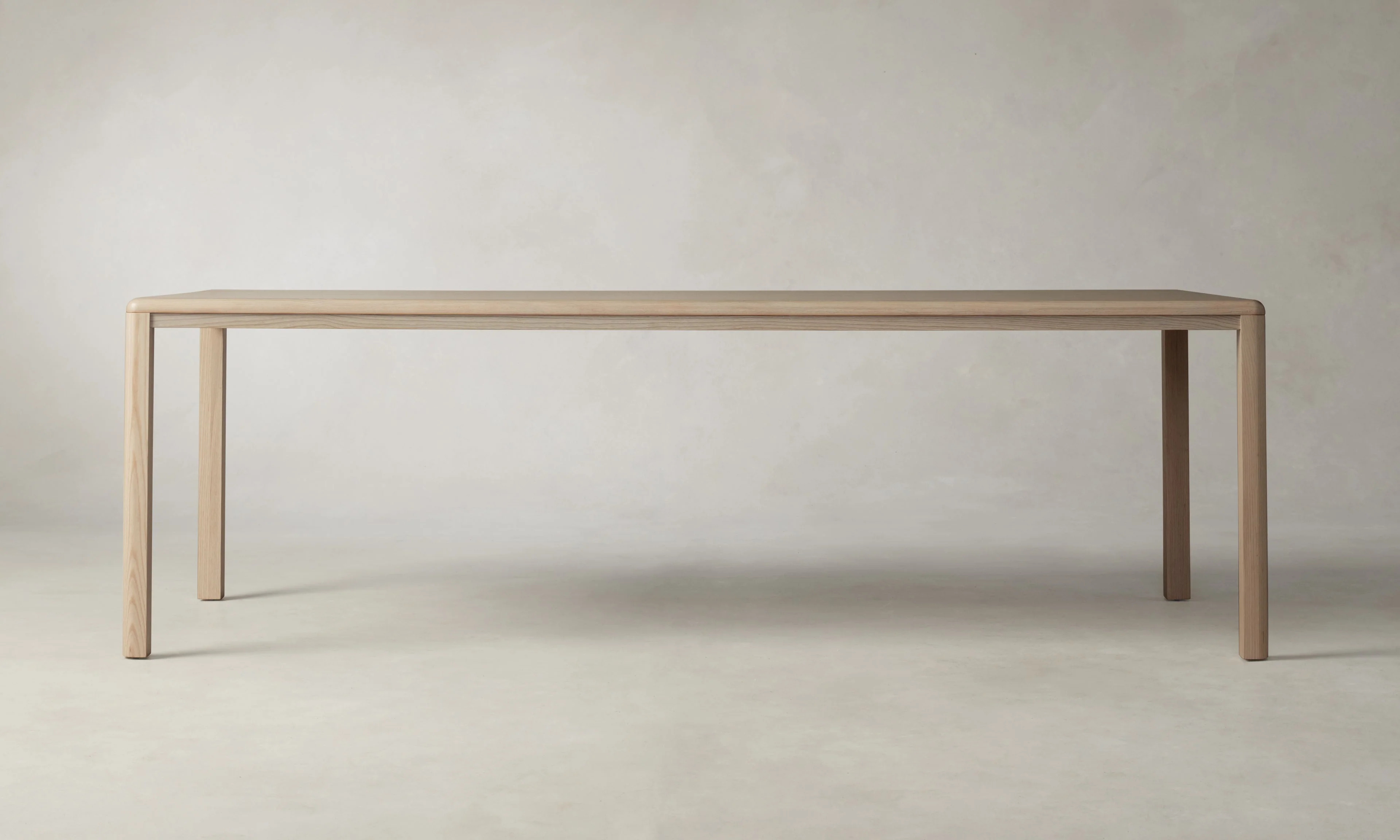 Прямо - обеденный стол пепла