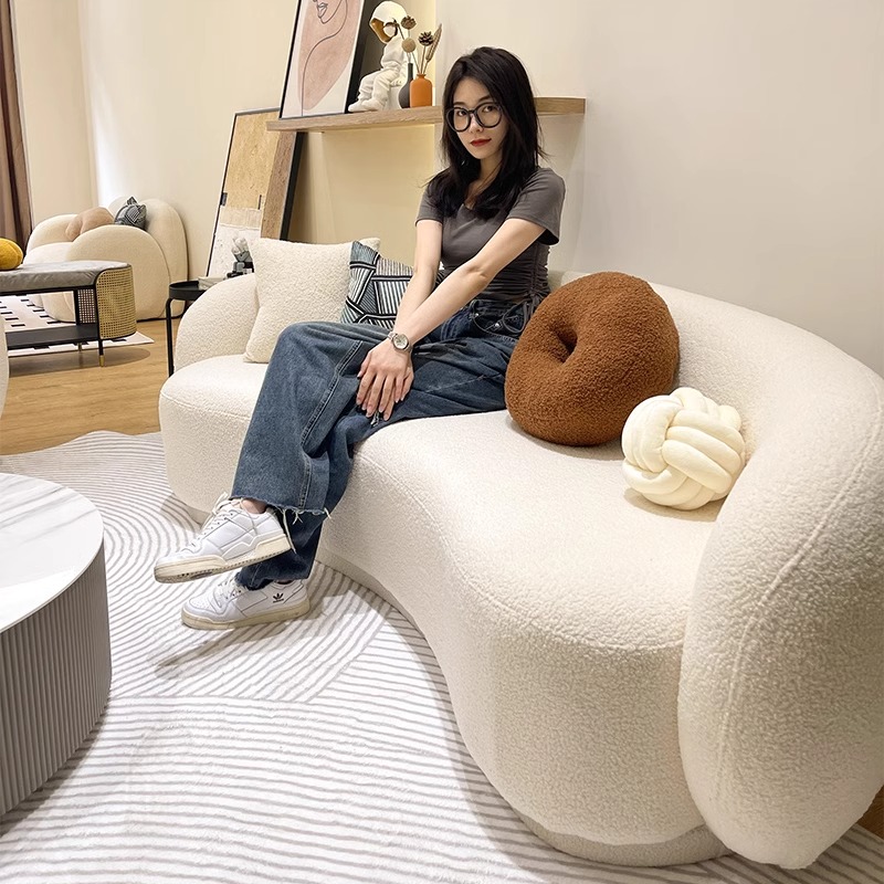 Северный простой и современный диван в гостиной