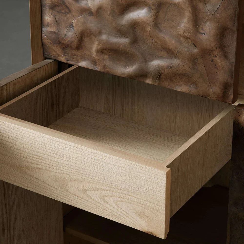 Текстурированный бронзовый шкаф