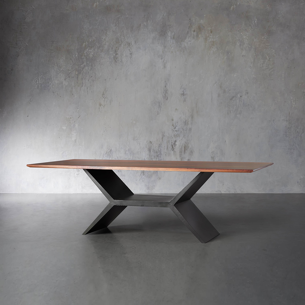 Обеденный стол с твердым деревом