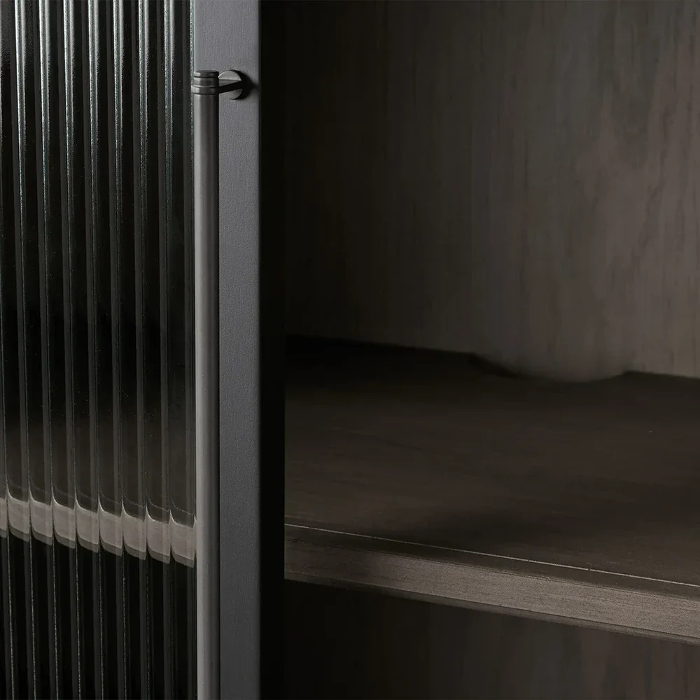 Разделенное стекло - дверь высокий шкаф