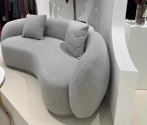 Северный простой и современный диван в гостиной