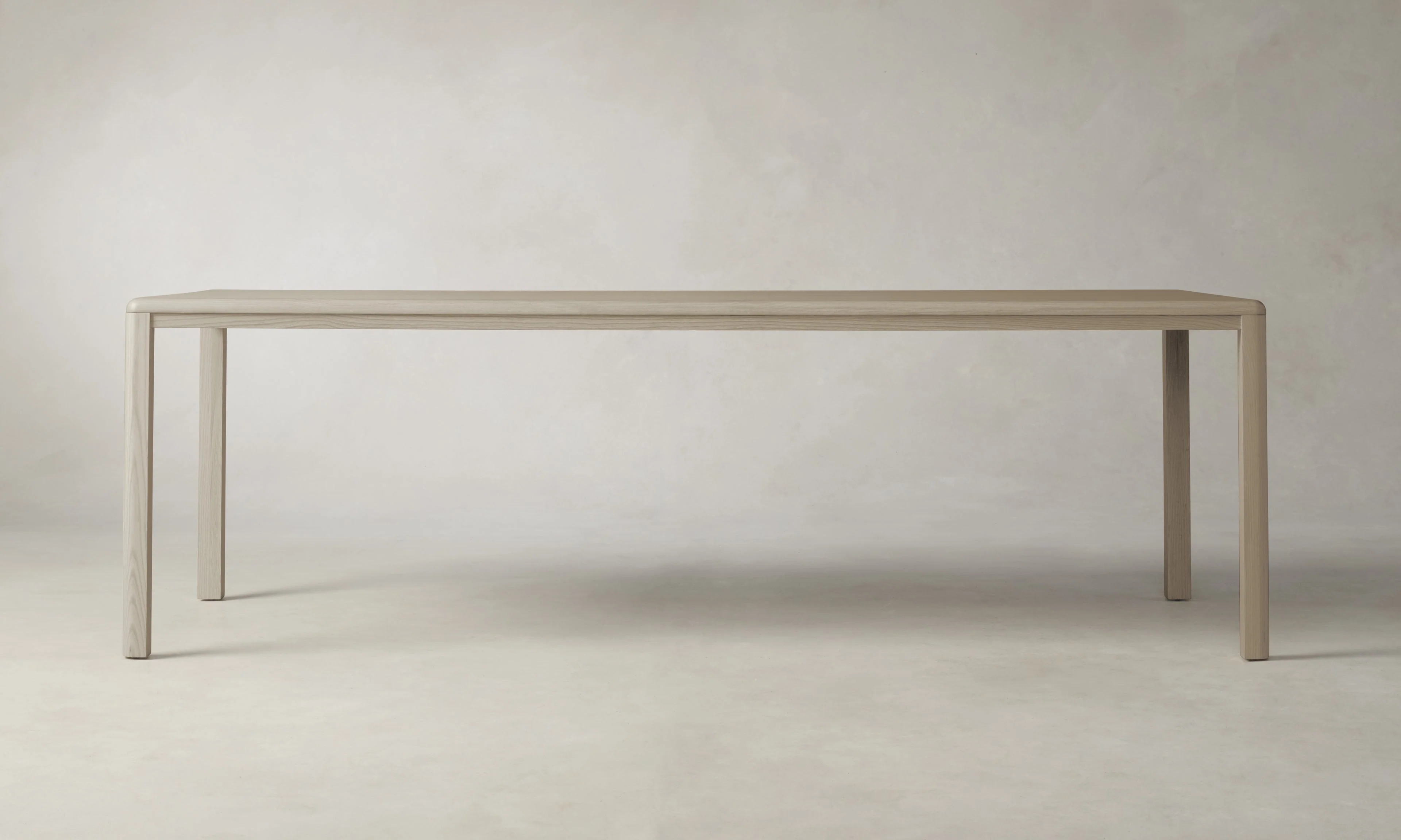 Прямо - обеденный стол пепла