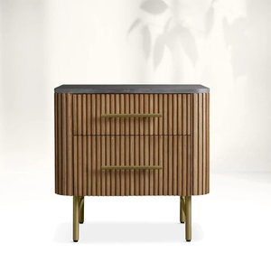 Финнли закрыл тумбочку