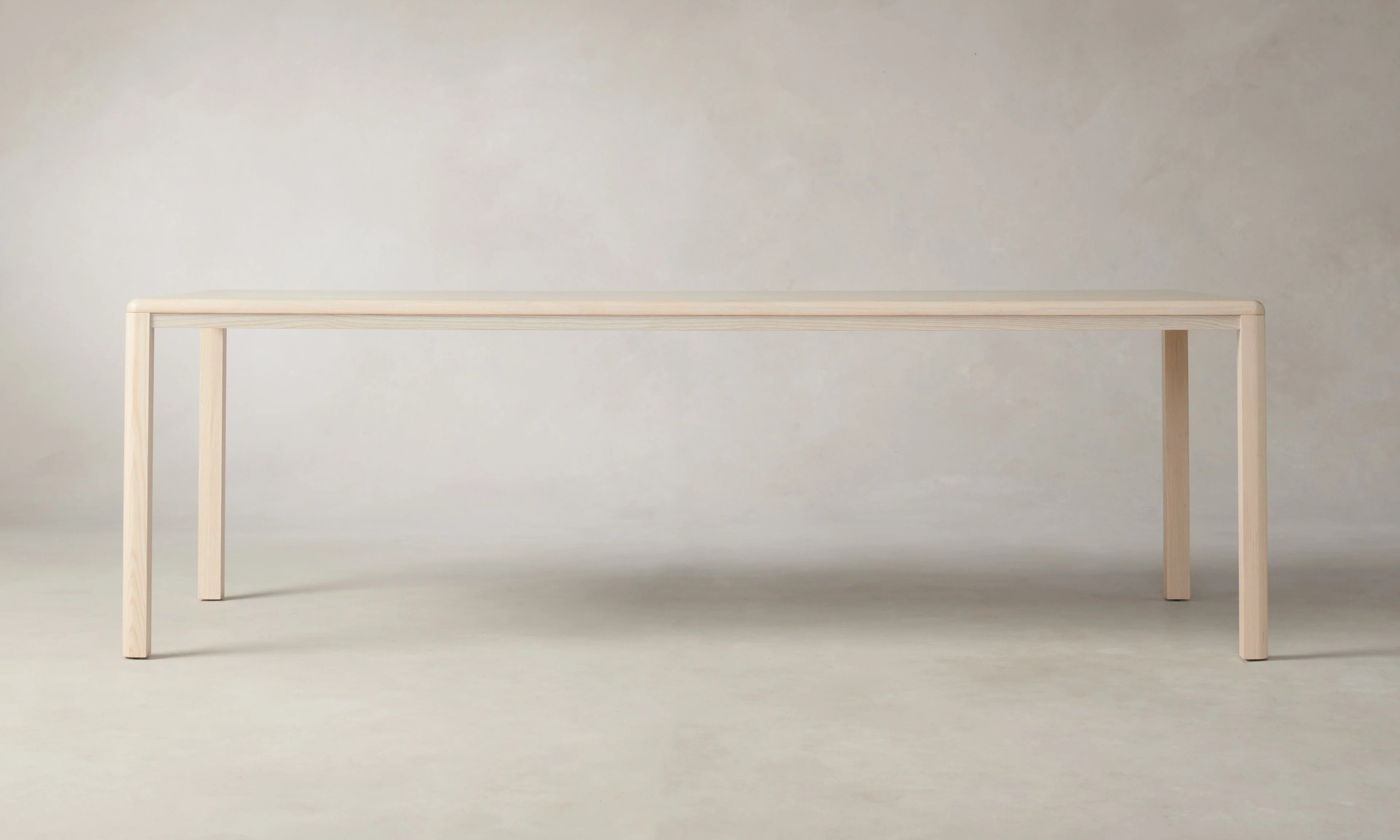 Прямо - обеденный стол пепла